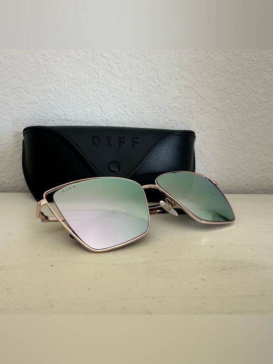 Diff Eyewear Gold Frame Sunglasses with Iridescent Mirrored Lenses main image 10